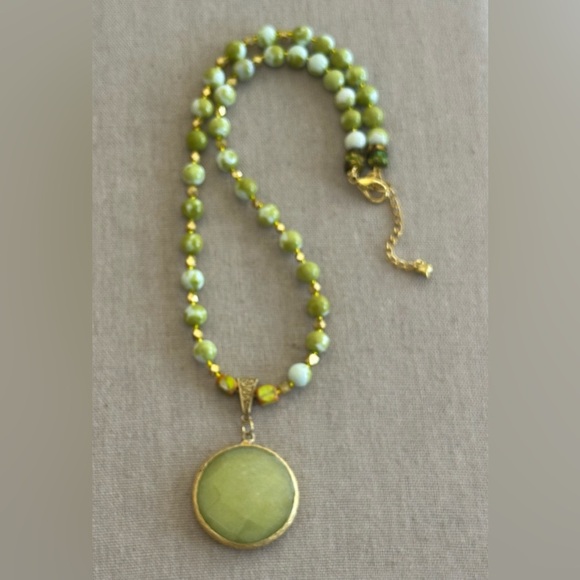 22-1/2 inch Elegant Green Beaded Necklace with Gold Accents - Picture 12 of 14